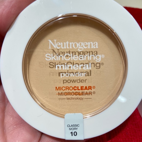 Neutrogena- Sealed- skin clearing mineral powder. - Picture 5 of 7